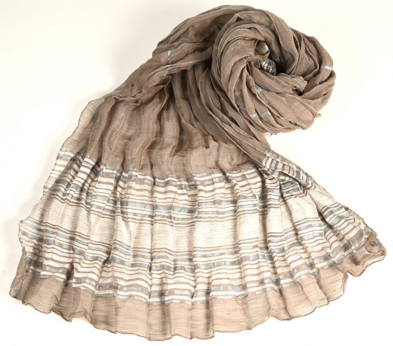 Een licht bruine sjaal met licht blauwe en beige versiering.