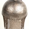 Een Perzische Kulah Khud helm met een gedamasceerd en geciseleerd decor versierd. Boven op de bolle helm een vierhoekige punt en twee aigrettehouders en achteraan een maliënlap. XIXde eeuw.