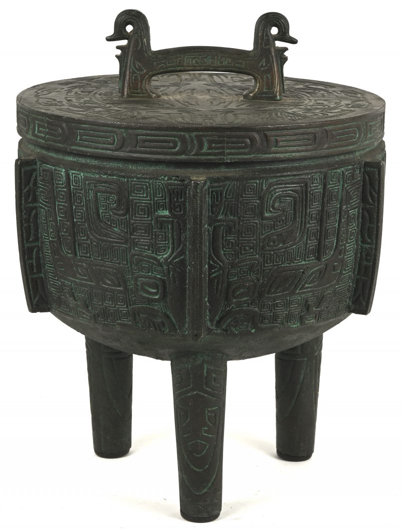 Een ronde bronzen voorraadpot op drie pootjes en versierd met symbolen. Chinees werk.