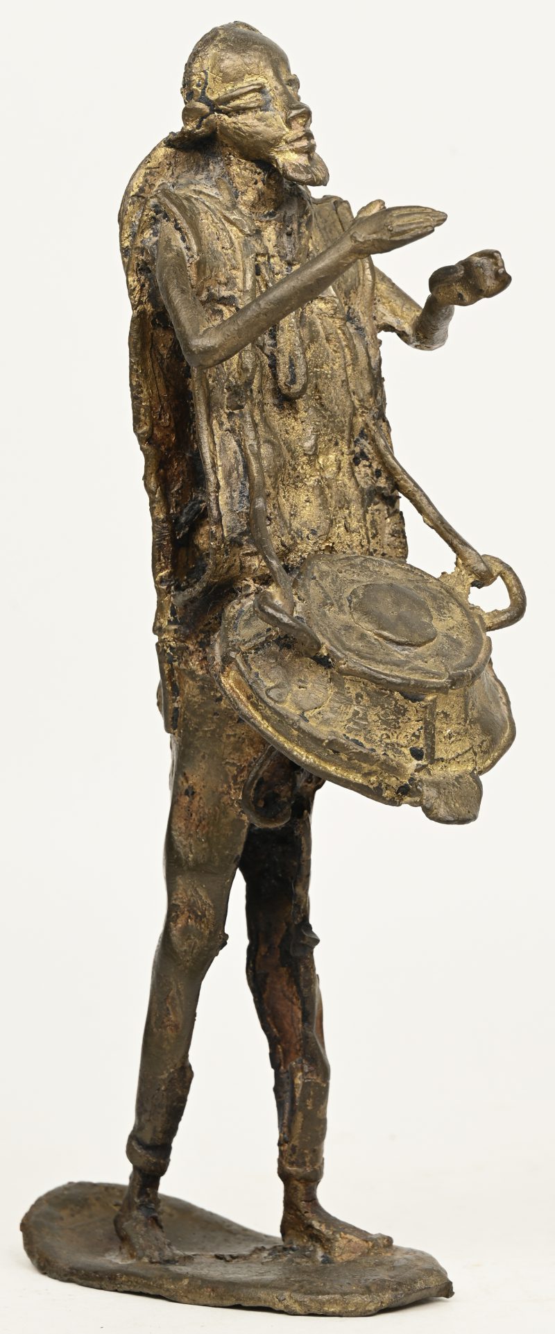Bronzen verguld beeldje van een Afrikaanse man met trommel.