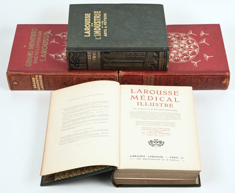 Een lot van 4 oude decoratieve Larousse boeken met lederen rug.