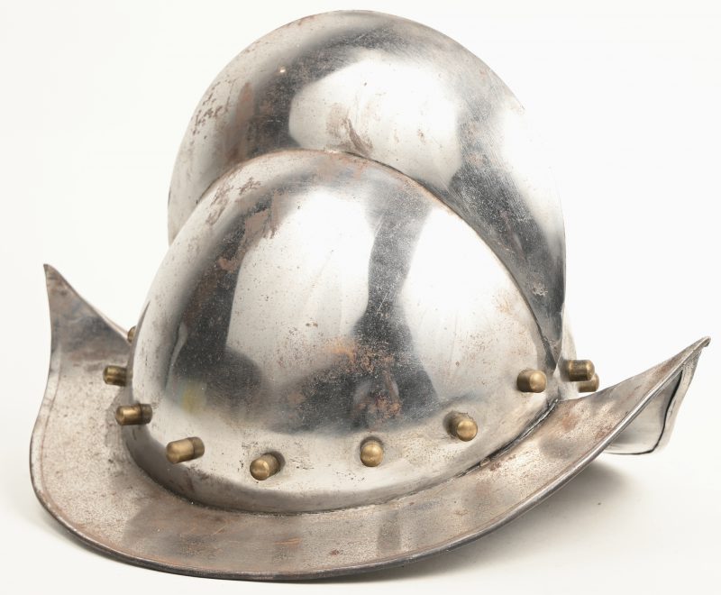 Een metalen replica Spaanse helm.