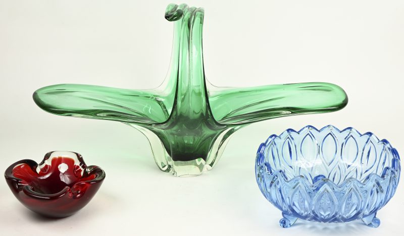 Een lot bestaande uit een blauwe schaal op voeten, een rode asbak en een groene fruitschaal (schilfer aan onderrand) in murano glas.