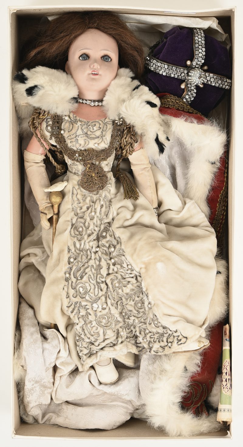 Een vintage pop met royaal kostuum en scepter, gemerkt Unis France. Genummerd 71 301 149.