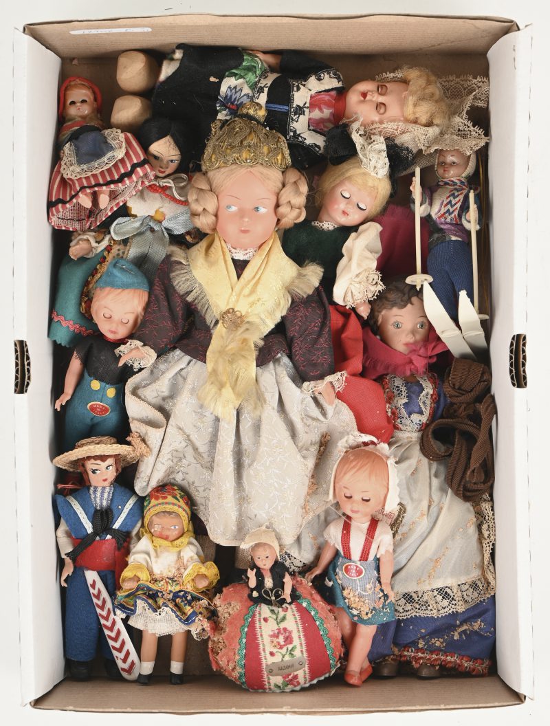Een lot van 12 vintage poppen met diverse types, kleding en grootte.