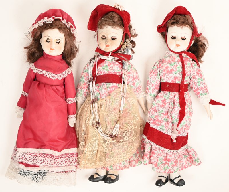 Een lot van 3 vintage porseleinen poppen, zelfde model met diverse kleding. Met label Made in Taiwan.