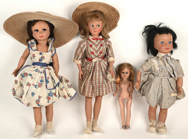 Een lot van 3 vintage poppen uit kunststof in diverse jurkjes en hoedjes gekleed. Bijgevoegd een kleiner formaat popje, ongekleed met vlechtjes.