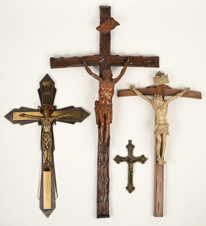 Een lot van 4 kruisbeelden waarvan 1 in hout met gesculpteerde Christus.