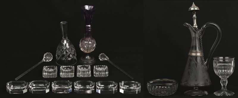 Een lot van kristallen en glazen voorwerpen waaronder een karaf, een belletje en nog enkele kleinere snuisterijen.