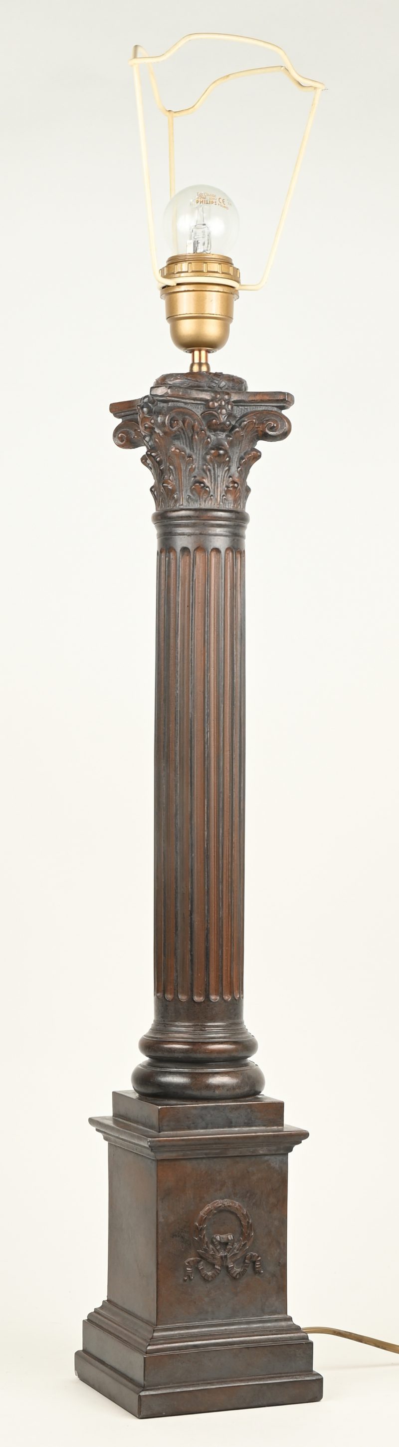 Een kunststoffen lampadaire in gesculpteerde, Romeinse zuilvorm. Zonder kap.