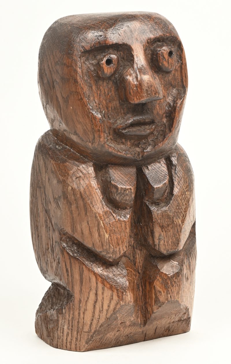 Een abstracte figuur in gesculpteerd hout.