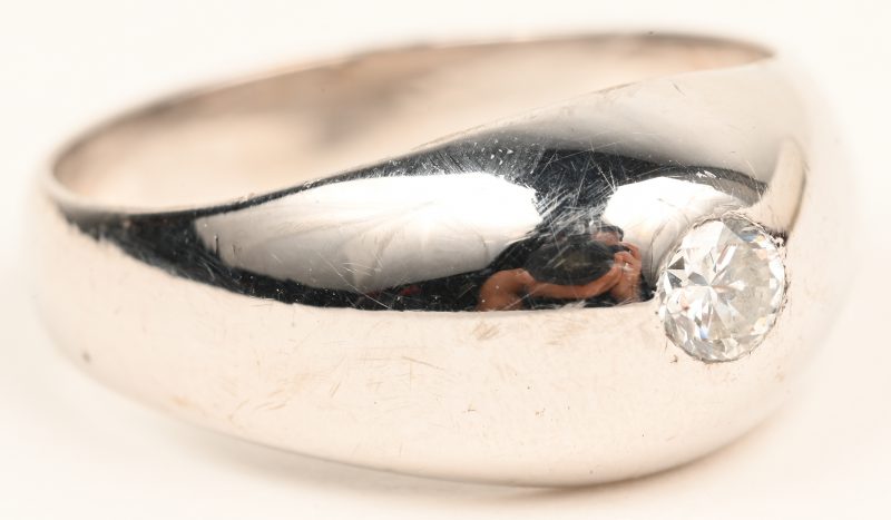 Een 18 karaats witgouden ring bezet met één diamant van +- 0,20 ct.