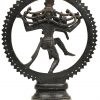 Een zwart geschilderd bronzen beeld van Shiva Nataraja, ook dansende Shiva genoemd.