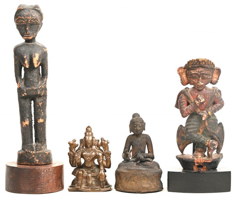 Een lot van 4 heiligenbeeldjes, Aziatisch en Afrikaans.