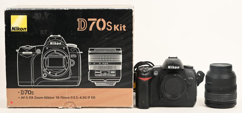 Een fototoestel, Nikon D60S met Nikkor 18-70 objectief en toebehoren in originele doos.