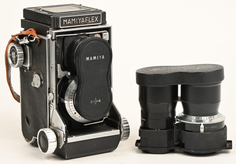 Een analoog professioneel fototoestel Mamiyaflex C2 met 2 Seikosha-s lenzen.