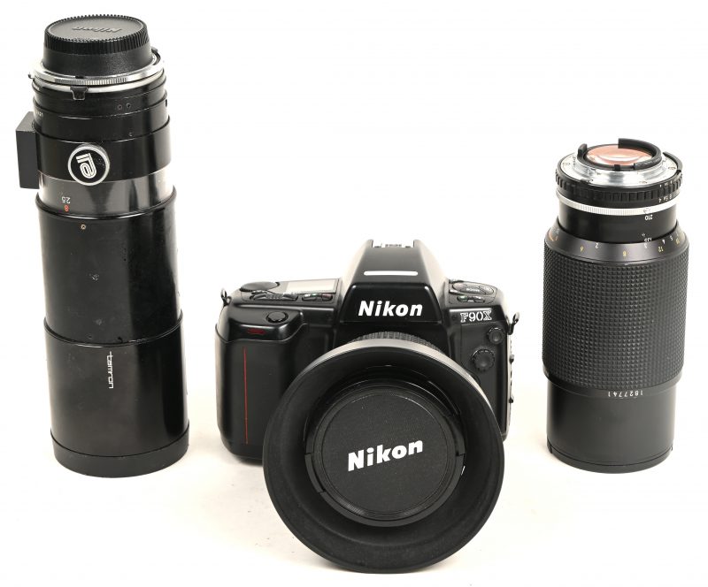 Een analoog fototoestel,Nikon F90X met 3 lenzen.