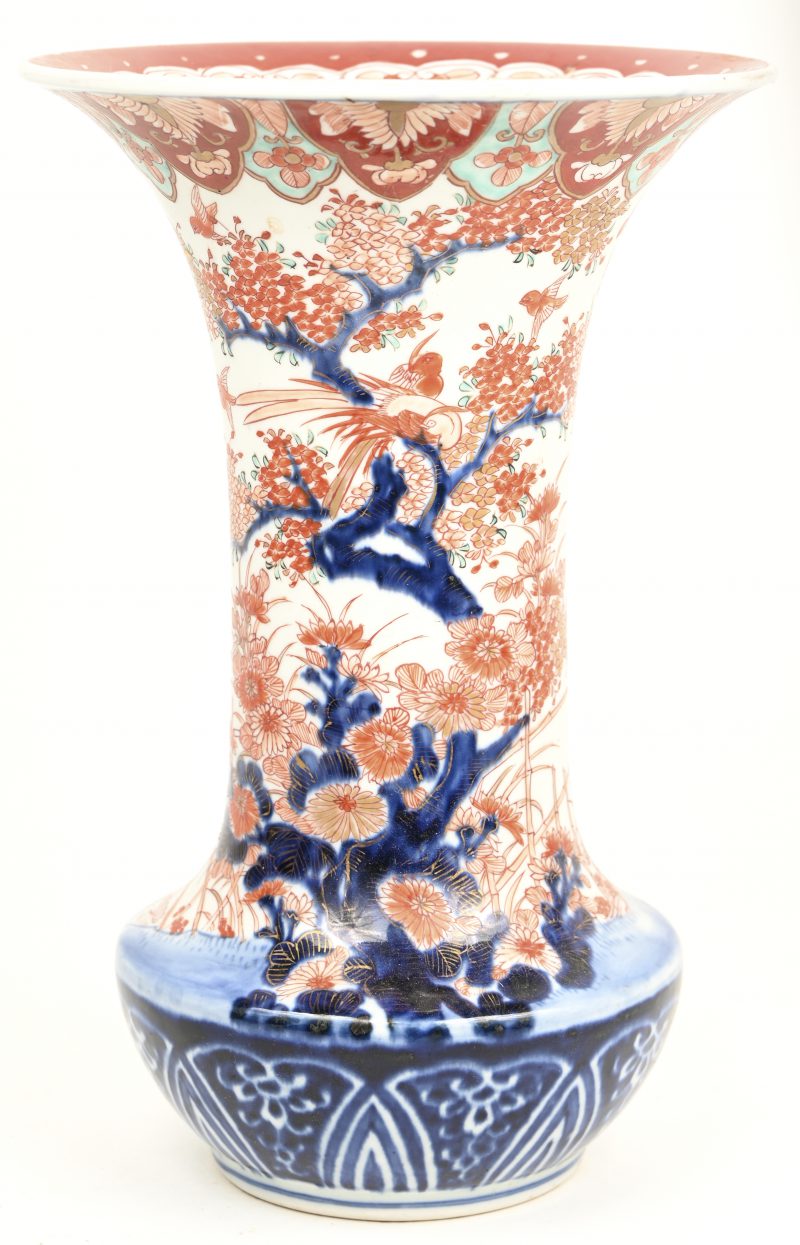 Een Chinees porseleinen vaas met vogels en floraal tafereel in het decor.