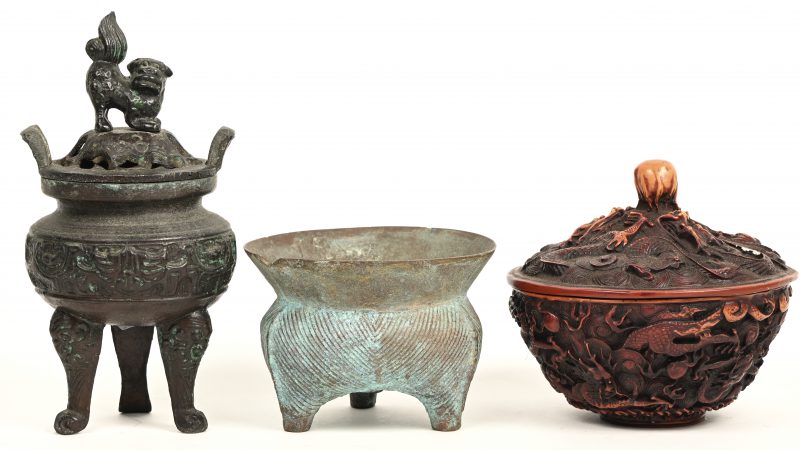 Een lot van 3 Aziatische items, bestaande uit een bronzen potje, een brons gesculptuurde wierrookbrander met foo dog op het deksel en een kunststoffen dekselpotje met draken in het reliëf.