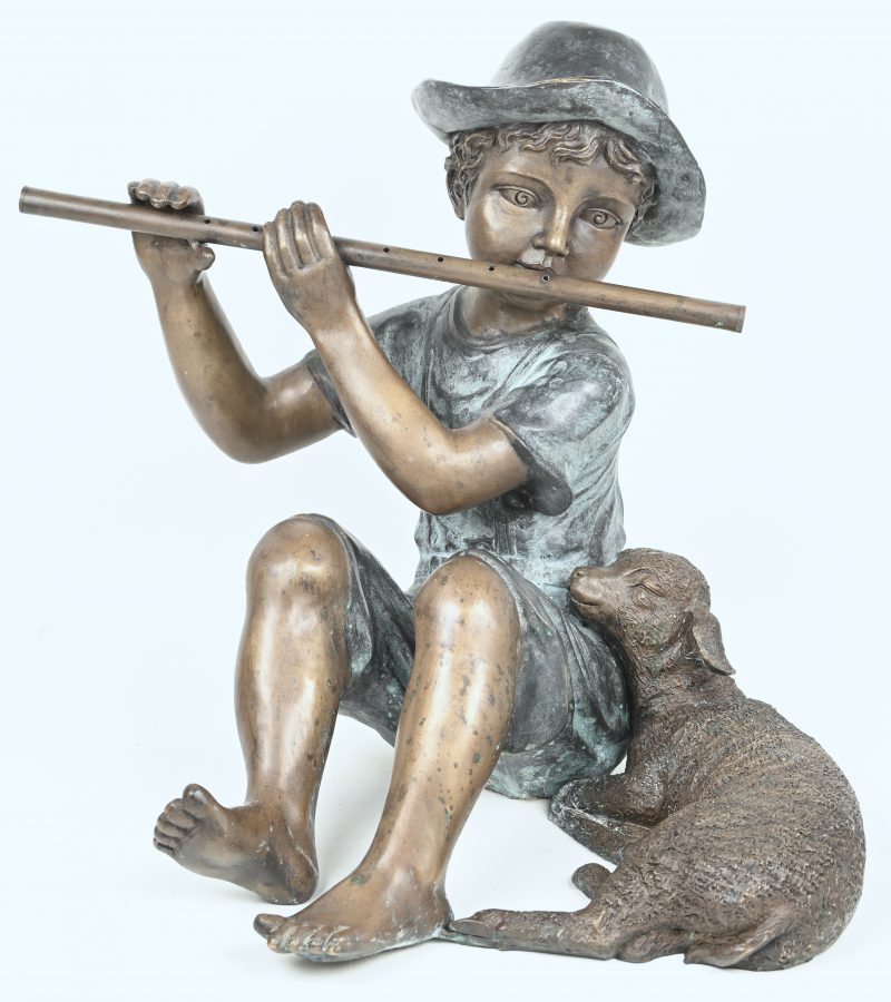 Een beeld van een fluitspelende jongen met lammetje in bronslook / fontijnonderdeel.