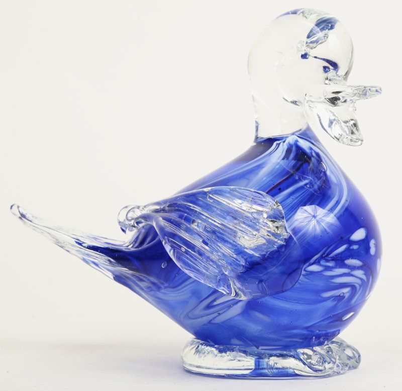 Een vintage beeldje van een vogel in blauw/wit/doorzichtige glaspasta.