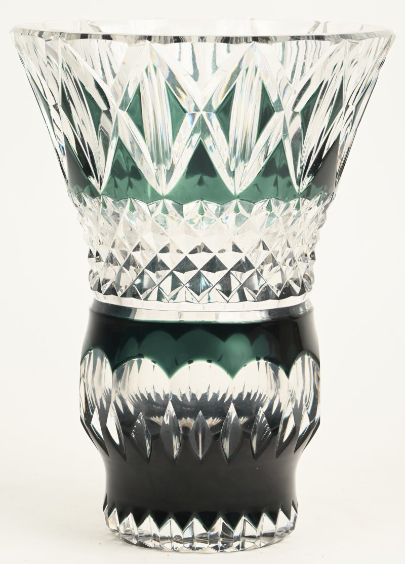 Een kristallen vaas gemerkt Val Saint Lambert, groen en doorzichtig, met schilferschade op meerdere plaatsen.