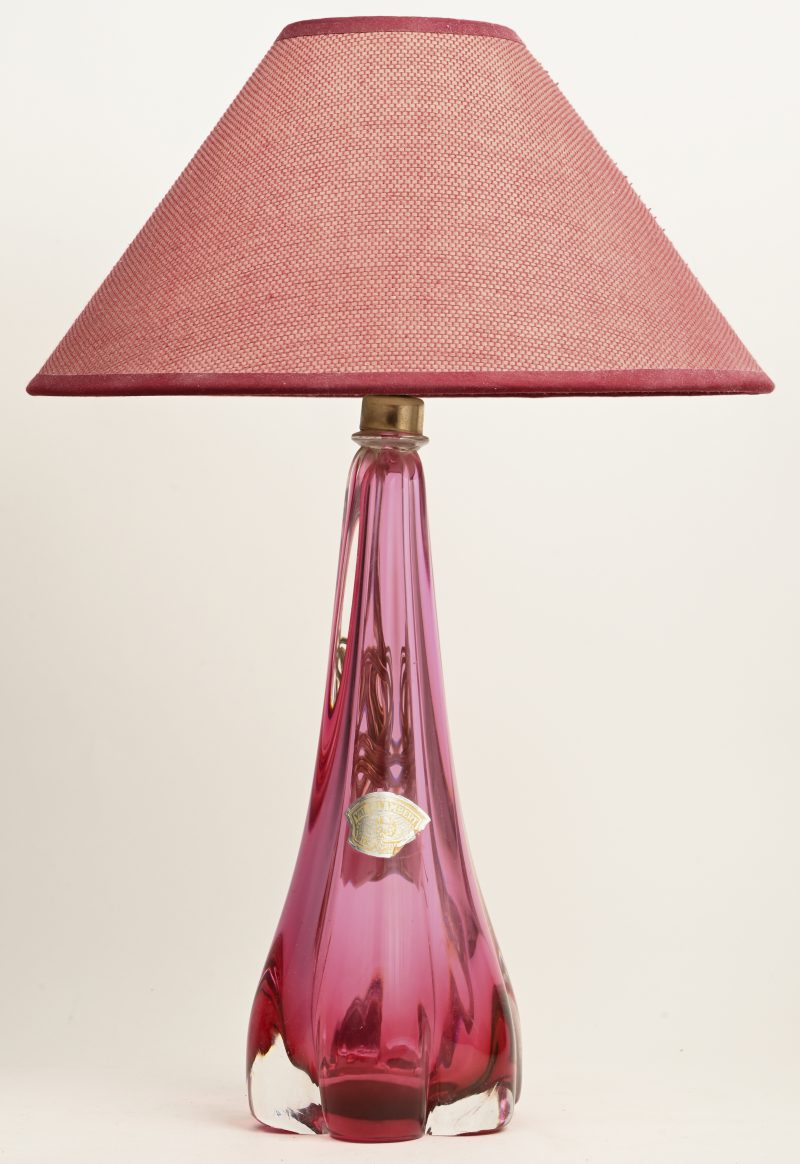 Een vintage lampvoet van Val Saint Lambert roze in de massa gekleurd.