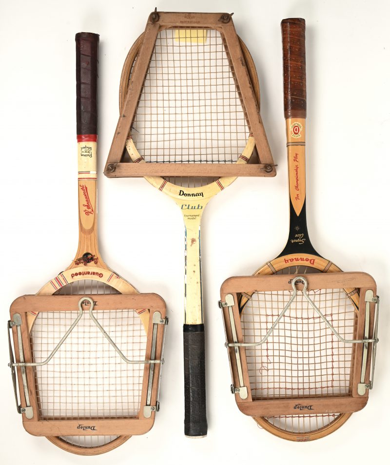 Een lot van 3 vintage houten tennisraketten met houten spanklem, 2 x donnay, 1 x snauwaert.