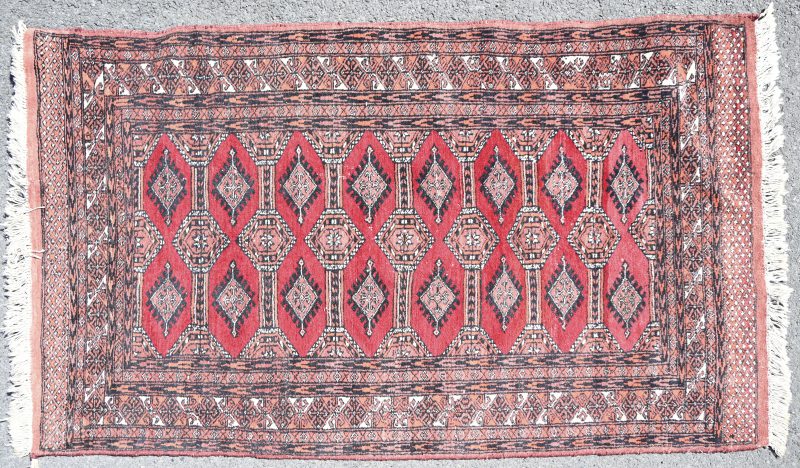Een handgeknoopt tapijt uit Pakistan, model Scorpion.