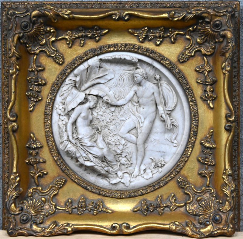 “Oberon & Titiana”. Een uit komposiet gesculptuurde plaquette met vergulde kader. Onderaan gesigneerd “E W. Wyon Dest & Sculp 1st Jan 1848”. Een medaillon met Cupido is op de achterzijde ingewerkt.