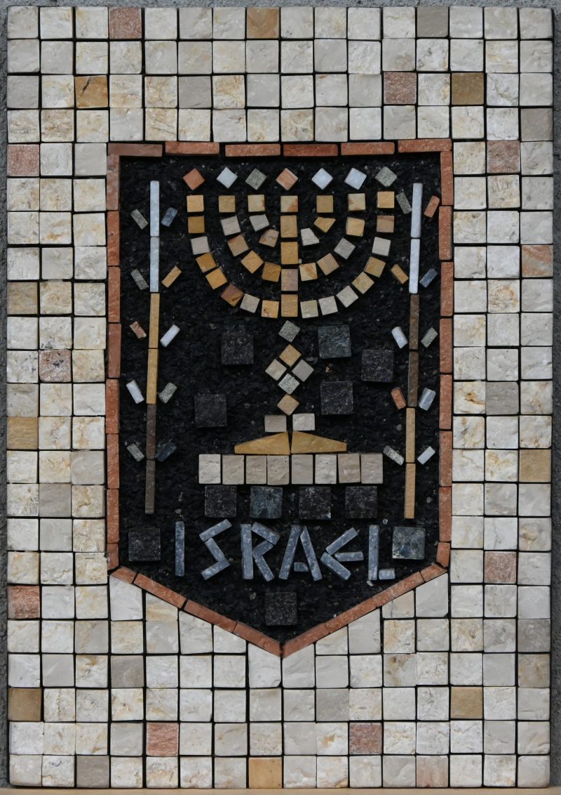 Een Israelische mozaïek op houten paneel met afgebeeld een Menoro en opschrift “Israel”.