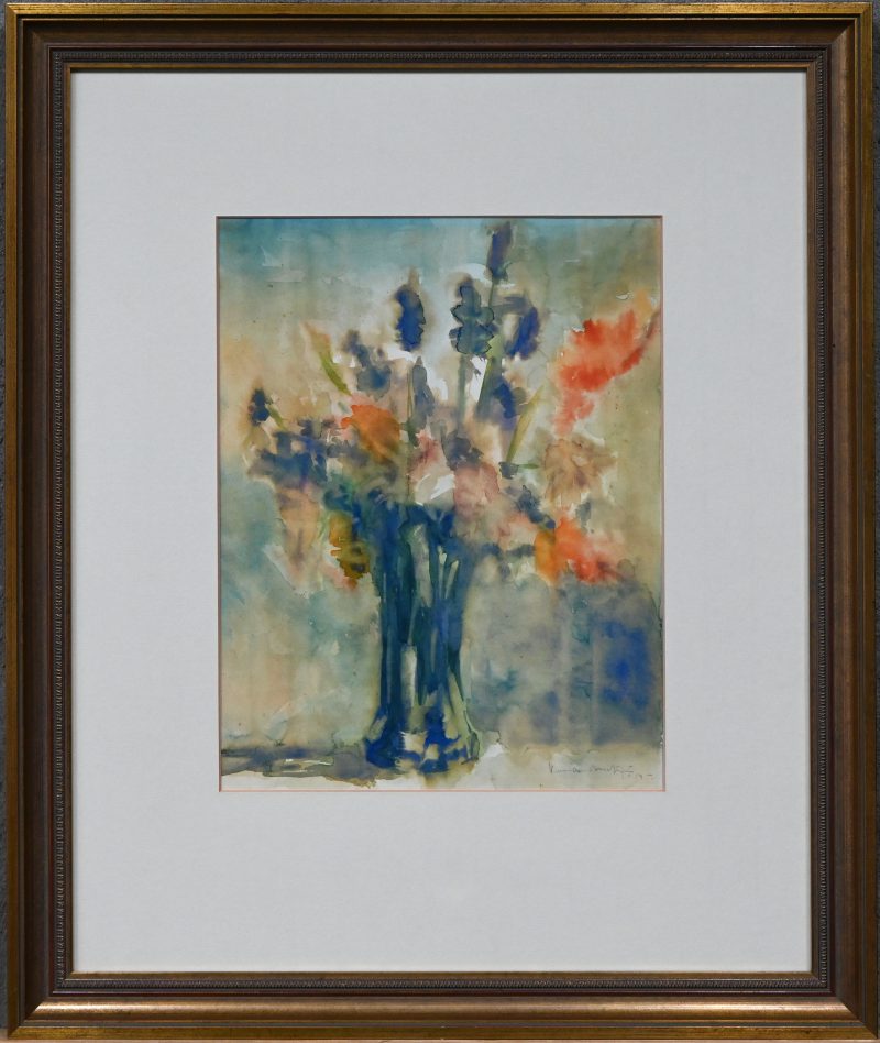 “Bloemen in vaas”. Een aquarel op papier, bloemstilleven, onderaan niet leesbaar gesigneerd.