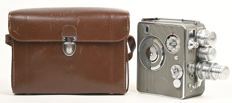 Een Duitse filmcamera van Niezoldi&Krämer, model NIZO Heliomatic 8 S2R uit 1951. Bifocaal 8 mm. In lederen tas met toebehoren.    Lens: Rodenstock 37.5mm f2.8 Euron, Rodenstock 12.5mm f1.5 Heligon    Shutter: 8, 16, 32 and 64 fps    Size: 60 x 125 x 165    Weight: 1500g