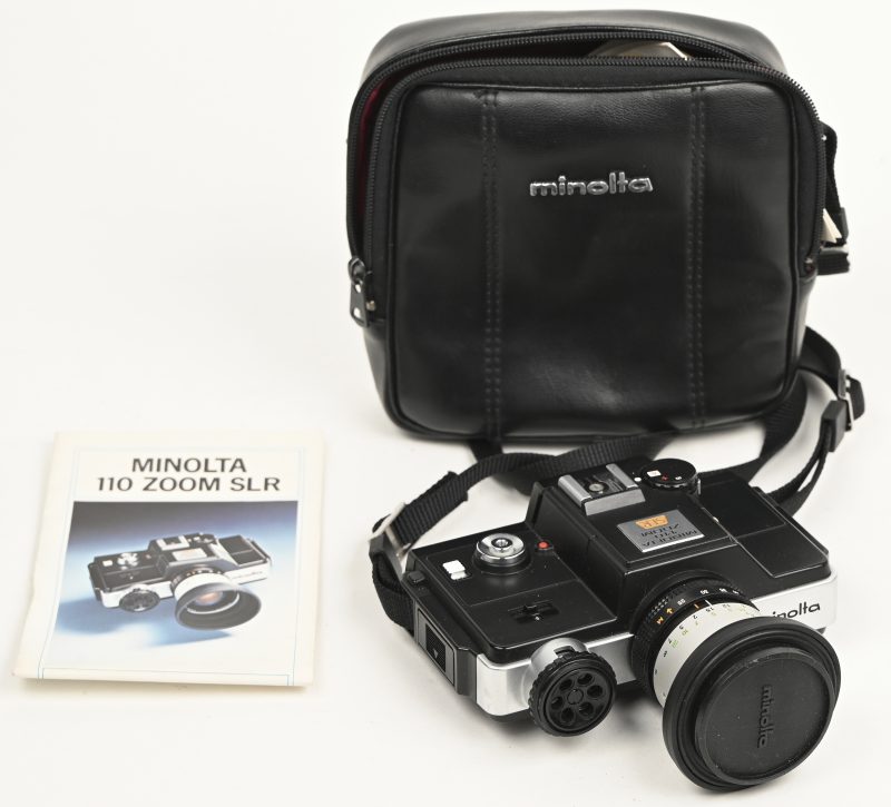 Een camera type Minolta 110 zoom SLR camera, werkt met een 110 cartridge. Met bijhorende tas.