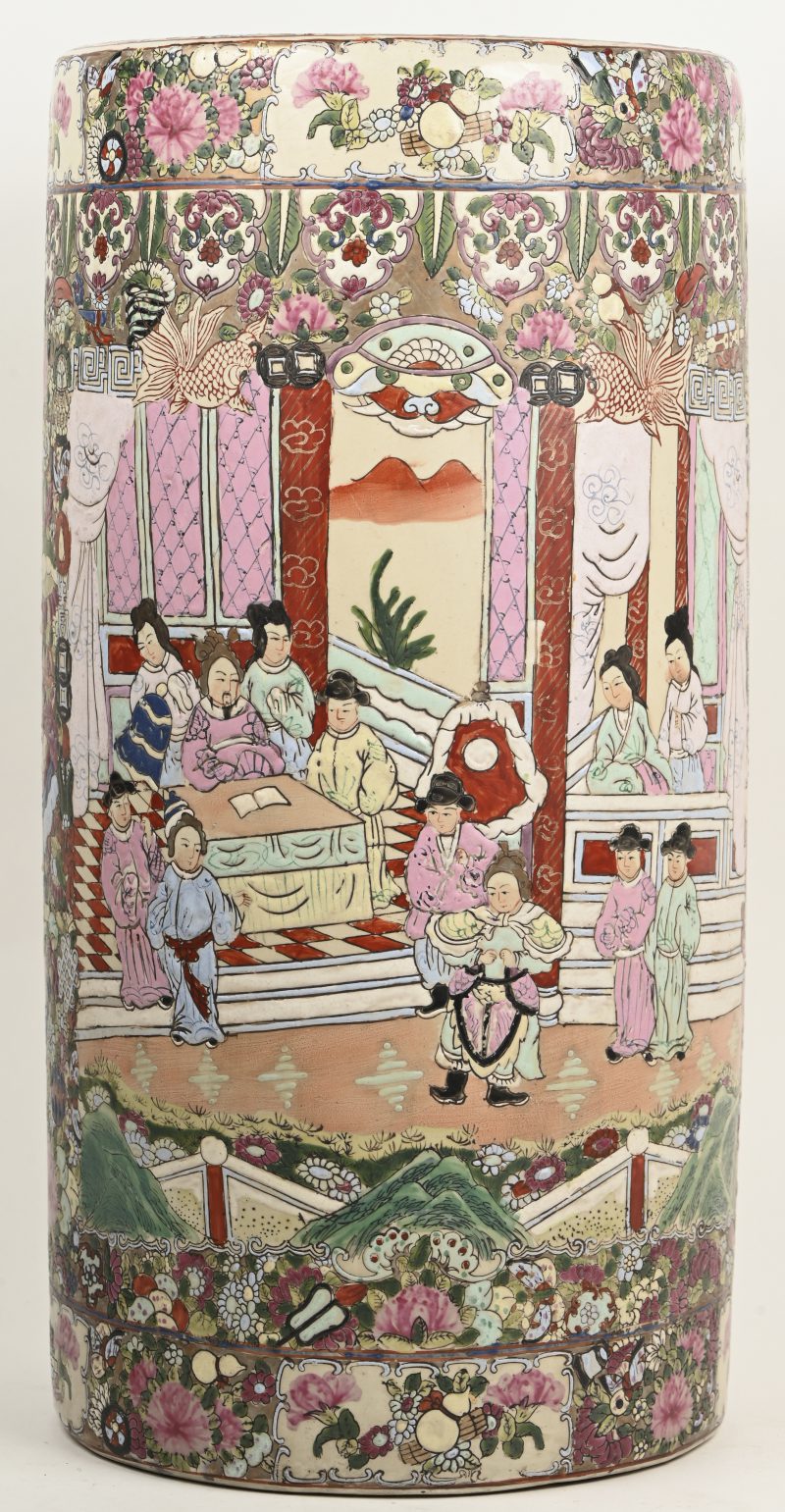 Een paraplubak van Chinees porselein met een meerkleurig decor en diverse figuren versierd. Onderaan gemerkt.