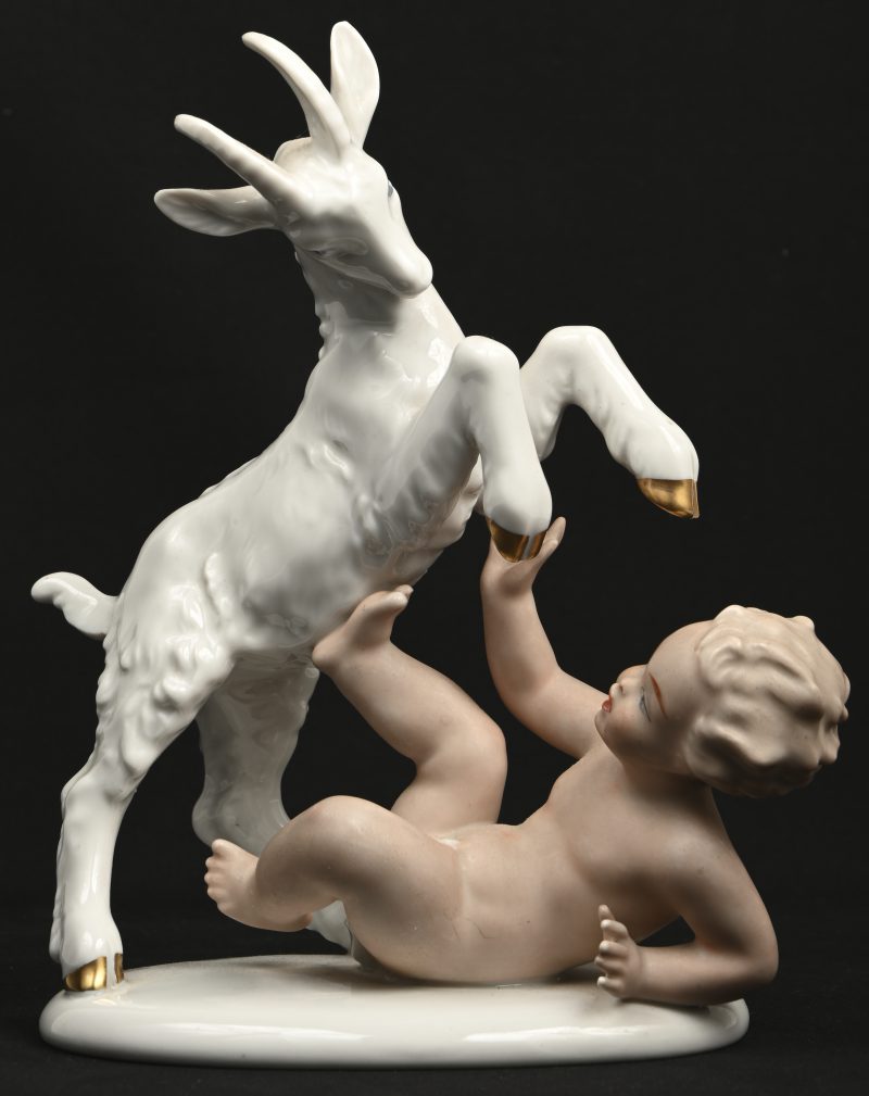 “Jongen en geitje”. Een porseleinen beeldje, onderaan gemerkt. Wallendorf - Thüringen, door Kurt Steiner.