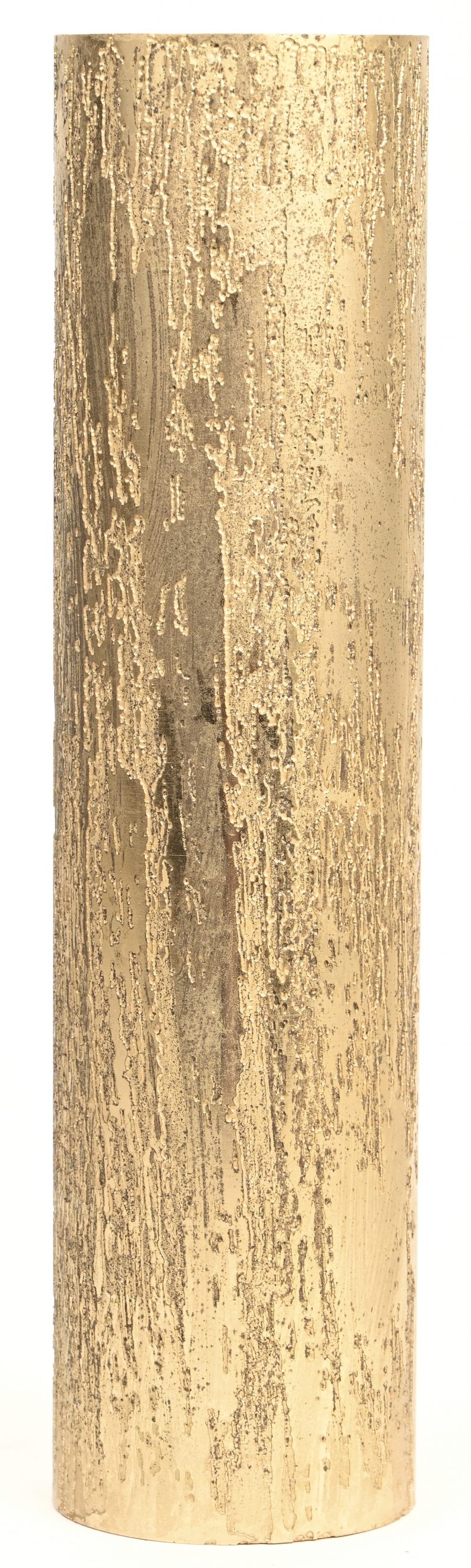 Een metalen cilindervaasje, verguld met organisch detail in het reliëf. Onderaan gemerkt.