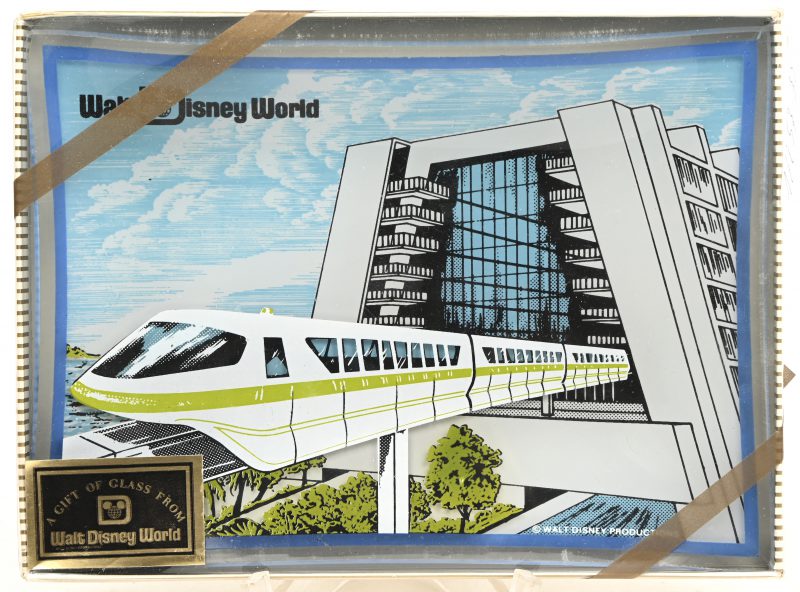Een vintage schaaltje met 3D Green Stripe monorail afbeelding, door Disney World in originele verpakking.