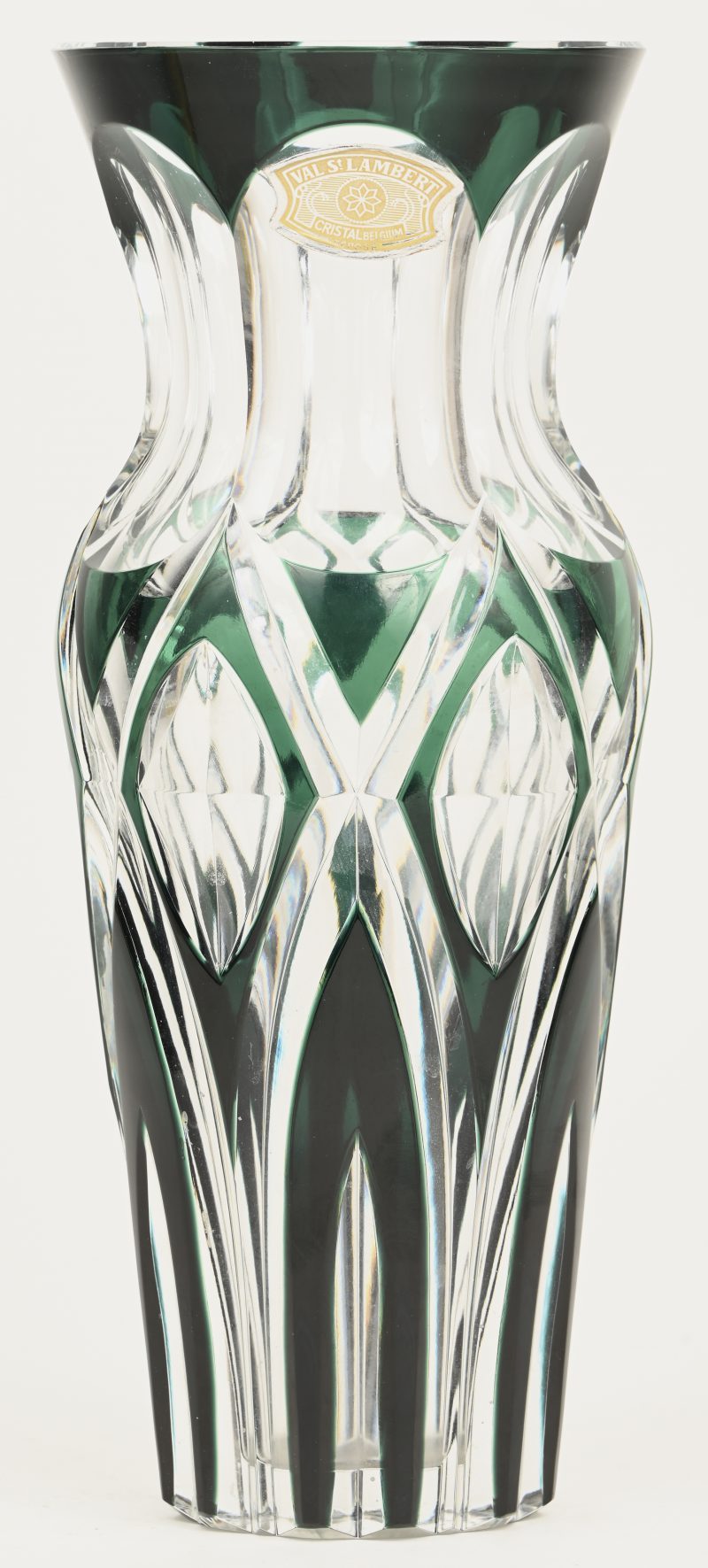 Een kristallen Val Saint Lambert vaas met groen in de massa