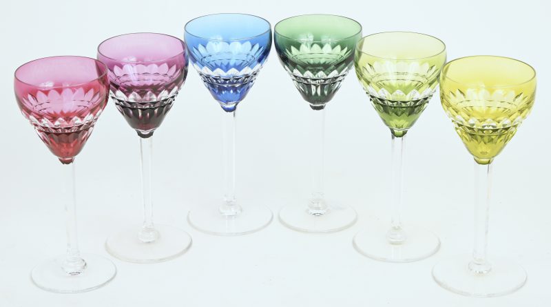 Een lot van 6 kristallen Val Saint Lambert glazen met verschillende kleuren. Onderaan gemerkt.