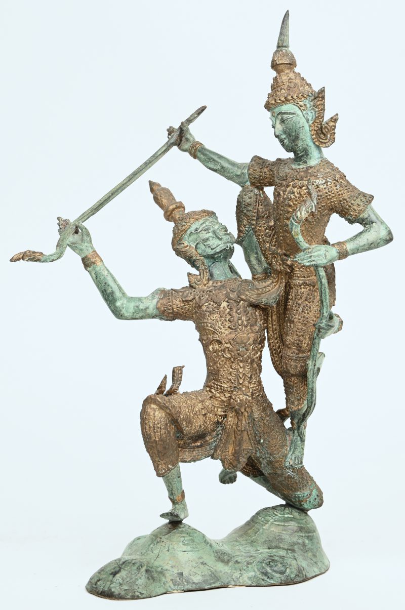 Een Aziatisch kunstbronzen beeld van 2 figuren in strijdtafereel.
