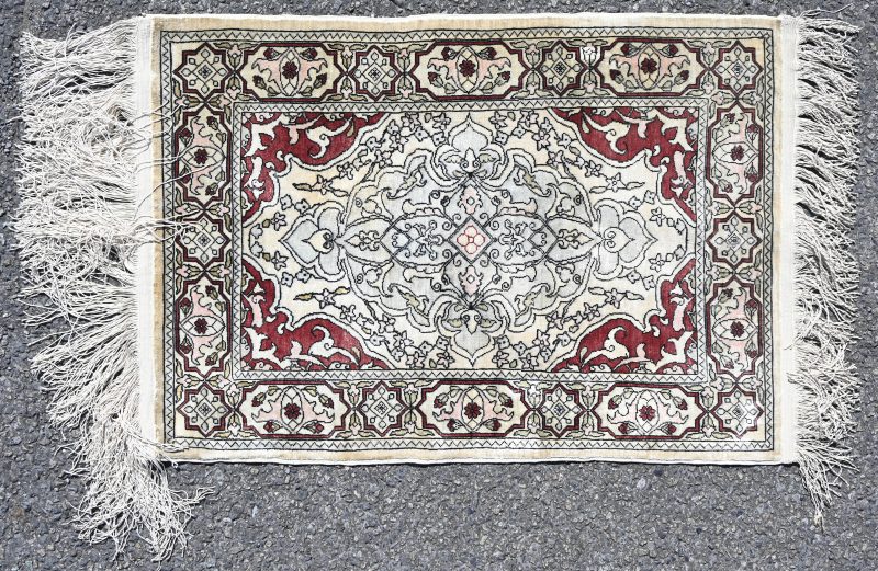 Een handgeknoopt oriëntaals tapijt in Hereke zijde.