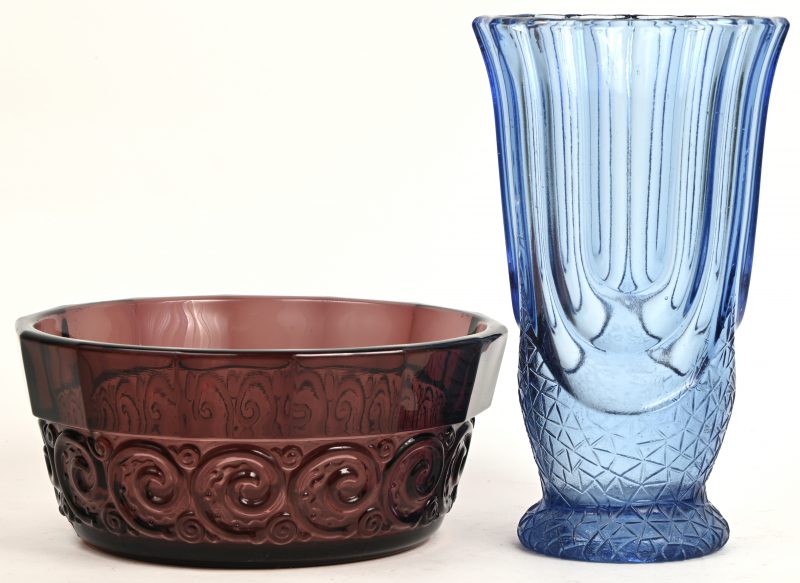 Een Art-Deco schaal en vaas gemarkeerd Fait En Belgique in blauw en mauve glas.