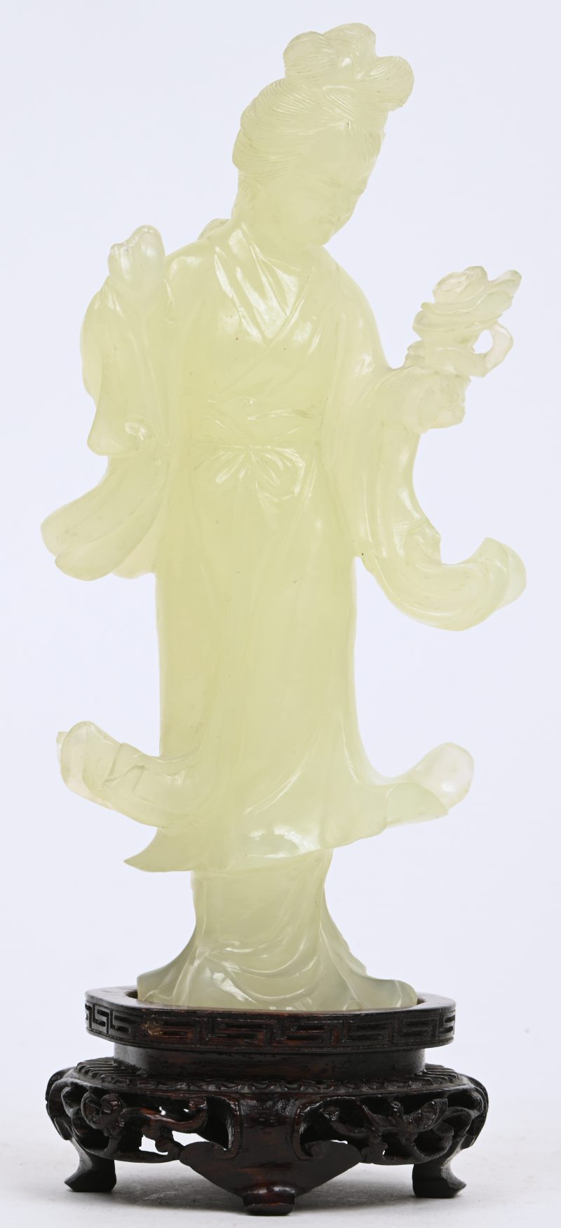 Een beeldje van een Geisha in jade op houten voetje.