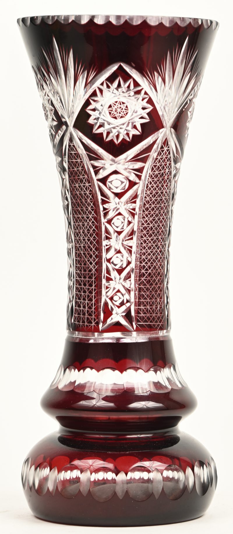Een geslepen vaas in rood en doorzichtig kristal.
