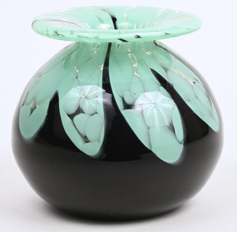 Een Art-Deco vaas in groen- en zwarte glaspasta.