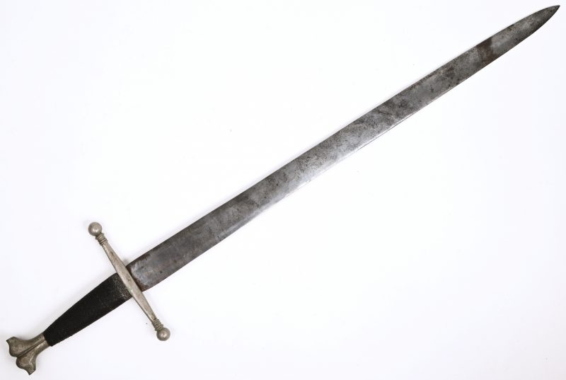 Een oude replica van een middeleeuws zwaard.