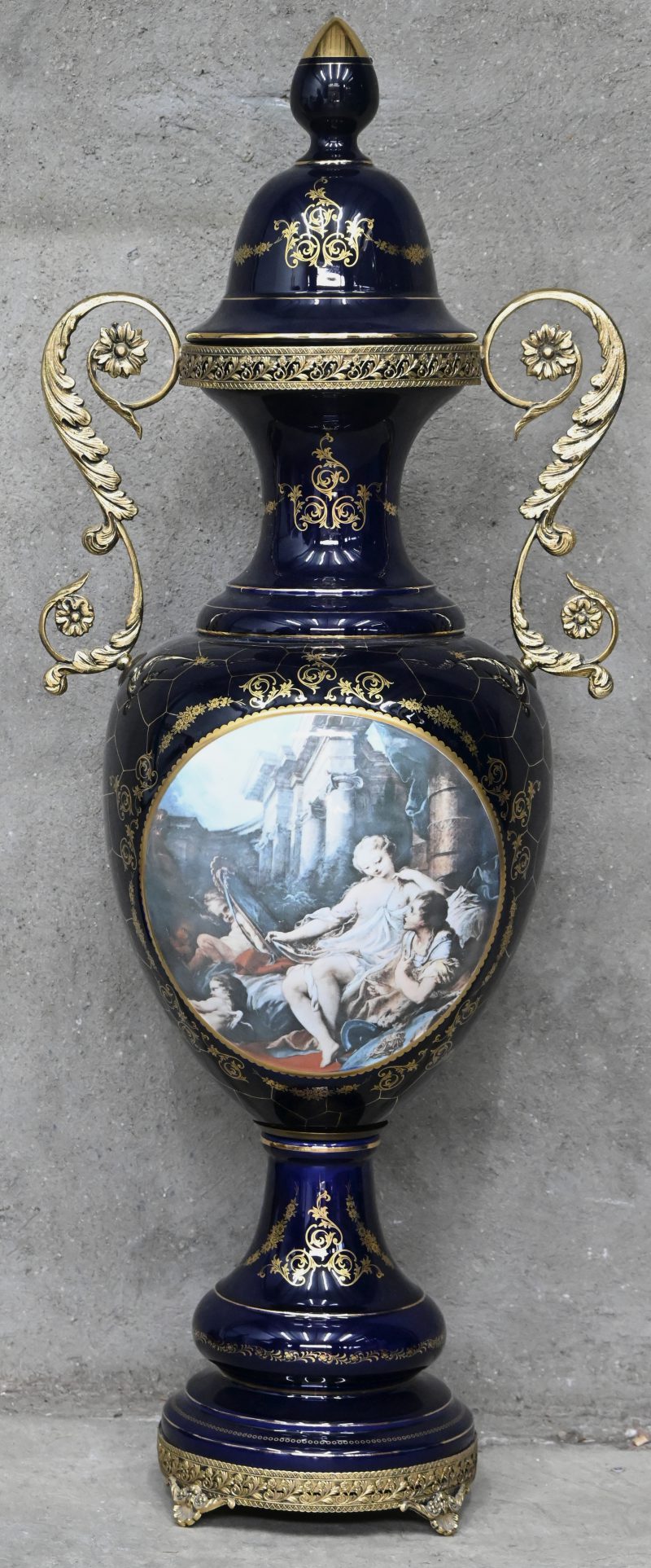 Een kobalt blauwe cassolette met vergulde accenten, messingen monturen en romantisch decor. Naar Sèvres.