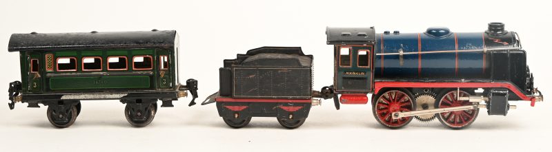 Een lot van Marklin treinen bestaande uit, stoomlocomotief, wagon en kolenwagen, blik en metaal. Locomotief R12910, Wagon 18740, Kolenwagen 899.