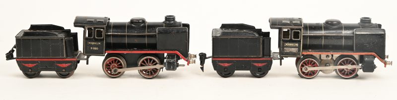 Een paar Märklin locomotieven code tender 889 - 12R880, R880, beide met kolenwagen.